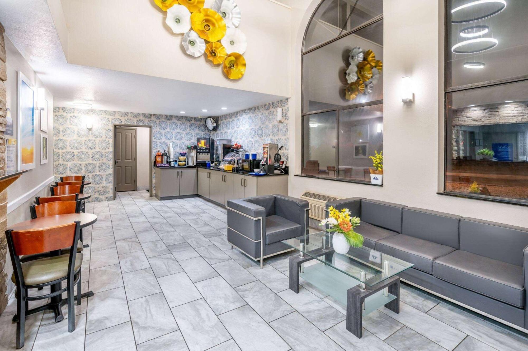 Days Inn By Wyndham Los Lunas Экстерьер фото